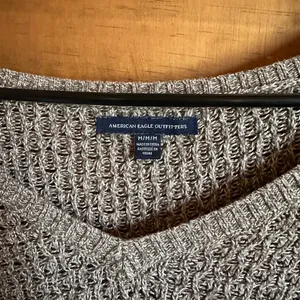 American Eagle Outfitters Gray V-Neck Knit Sweater Size Medium thumbnail 2