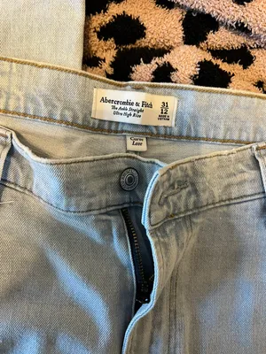 Abercrombie Curve Love Straight Leg Jeans thumbnail 3