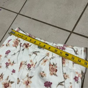 American Eagle‎ White Denim Floral Print Women's Casual Mom Shorts size 8 thumbnail 6