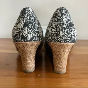 Dexflex Comfort Womens Black White Floral Cork Wedge Peep Toe Sandals Size 7W‎ thumbnail 9