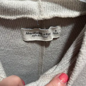Abercrombie & Fitch Soft AF Cozy Hoodie Oatmeal Beige Embroidered‎ Logo Small thumbnail 2