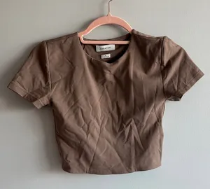 Aritzia brown taupe short sleeve babaton contour crop top thumbnail 1