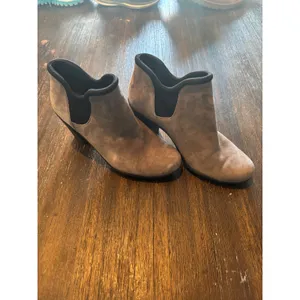 Clarks Suede Ankle‎ Booties Womens 6.5 Grey V-Cut Block Heel Casual Shoes thumbnail 3