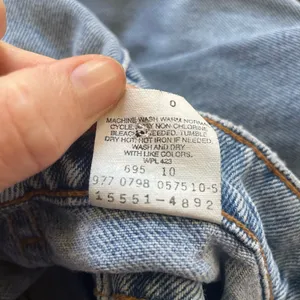 True vintage Levi’s 550s 90s vintage levis denim light wash relaxed fit tapered thumbnail 3
