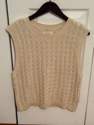 Abercrombie & Fitch Cable Knit Sweater Vest in Beige thumbnail 2