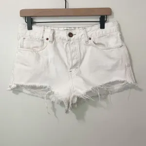 FREE PEOPLE Logan‎ Denim Shorts in Optic White size 29 thumbnail 2
