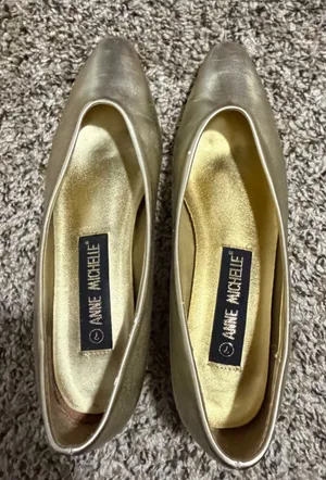 Anne Michelle Gold Metallic Pointed Toe Lion Head Medallion Block Heel Pumps 7 thumbnail 1