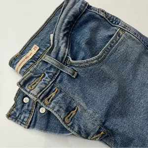 Levi’s • Mile High Wide Leg Crop Blue Jeans thumbnail 4