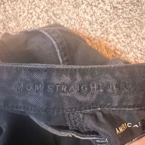 American Eagle Mom Straight Jeans 000 Ripped Distressed Black Denim‎ thumbnail 3