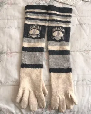 Juicy Couture gloves thumbnail 3