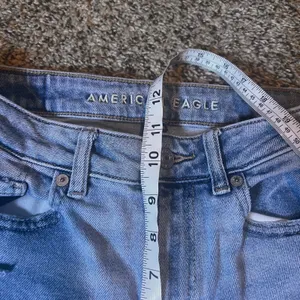 American Eagle Outfitters Mom Jeans Light Wash‎ Distressed High Rise Size 4 thumbnail 6