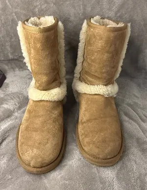 Classic Shearling-Lined Women’s Winter Boots in Tan size 8 thumbnail 1