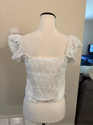 URBAN Romantics White Eyelet Tie-Front crop top size medium thumbnail 2