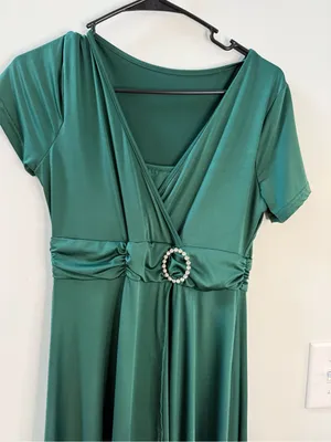 Elegant Emerald Green Surplice Dress with Decorative Waist thumbnail 2