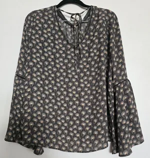 ANN TAYLOR LOFT Boho Peacock FeatherPrint Bell Sleeve Blouse Grey thumbnail 3