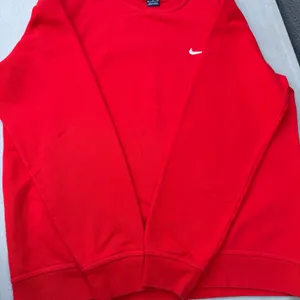 Vintage Nike Swoosh Red Embroidered Fleece Crewneck Sweatshirt Sweater thumbnail 7