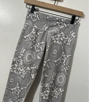 Lululemon Wunder Under Crop Beachy Floral White Fossil Pattern Grey Sz 4 Yoga thumbnail 1