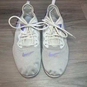 Nike‎ Light Gray and Lavender Athletic Shoes thumbnail 3