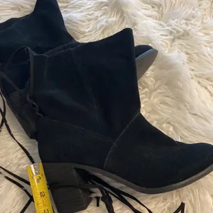 Toms Boots Size 11 Excellent Condition Color Black Heel 3” Stable Leather thumbnail 3