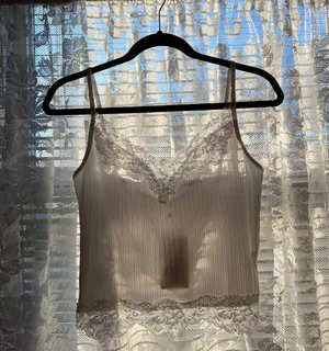 White lace trimmed top Size L thumbnail 1