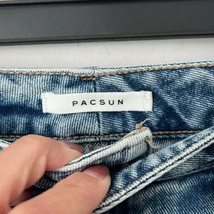 Pacsun Women’s Distressed Light Wash‎ Denim Mom Jeans Size 30 ⬛️ thumbnail 4