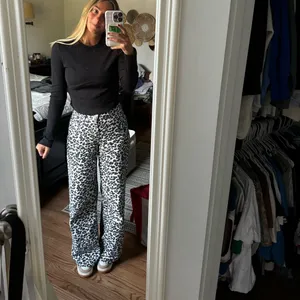 Zara Stylish Leopard Print Wide-Leg Pants thumbnail 2