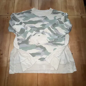 Aerie‎ Womens Oversized Camo Sweatshirt Green Grey Camouflage Side Slit Large thumbnail 2