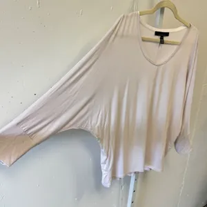 White House Black Market Nude Pink Dolman Sleeve Scoop Neck Chain Trim Top Med thumbnail 3