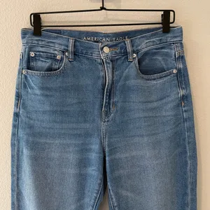 American Eagle Outfitters Light Blue Raw Hem Mom Jeans Women’s Size 8 thumbnail 2