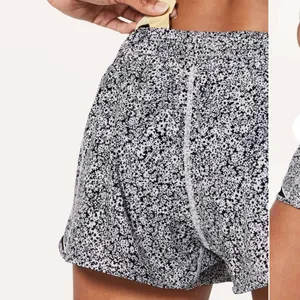 Lululemon Hotty Hot Short II *2.5" Ditsy Daisy White Black thumbnail 4