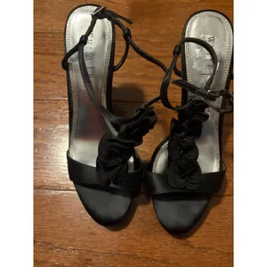 White House Black‎ Market Beverly Heels Floral Rosette Black Satin Platform 7M thumbnail 4