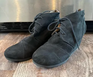 City Classified Women’s Black Suede Wedge Ankle Bootie’s Lace Up 8.5 thumbnail 1