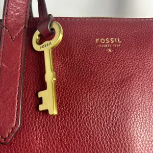 Fossil Rachel Tote Bag Burgundy Pebbled Leather Zip Top Shoulder Bag Gold Key thumbnail 4