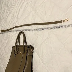 Beautiful green crossbody handbag Lots of details and pockets EUC thumbnail 11