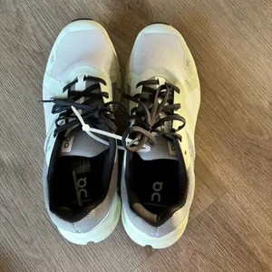 ON CLOUD Swiss Engineering  WOMENS SHOES SIZE 10.5 thumbnail 7