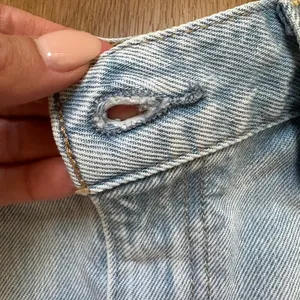 Levi's Women's Cinch Mid-Thigh Shorts Light Wash Size 26 thumbnail 3
