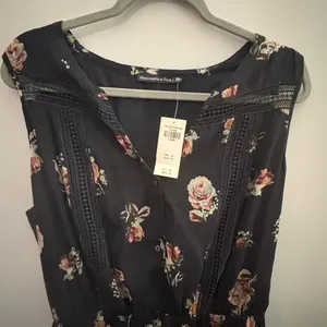 NWT Abercrombie & Fitch Floral Blue Dress in Size XL thumbnail 2