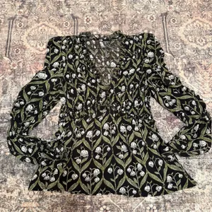 Anthropologie Ruched-Sleeve V-Neck Top S Romantic Floral Botanical‎ Cottagecore thumbnail 4