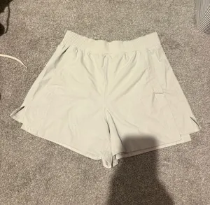 Lululemon Stretch Woven Relaxed Fit High-Rise Shorts 4" M thumbnail 1