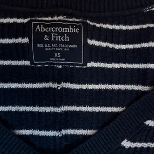 Abercrombie & Fitch Navy and White V-Neck Sweater thumbnail 2