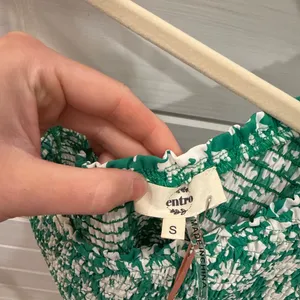 NWT Entro Green Floral Ruffle Tank Top thumbnail 4