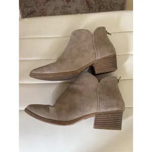 Maurices Bella Chop Out Ankle Boots Taupe Tan Reptile Texture Pointed Toe 7M thumbnail 6