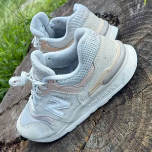 New Balance 997H Sneakers shoes size women 10 - men’s 8.5 thumbnail 4