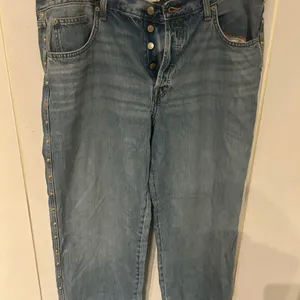Women’s Universal Threads Mid Rise 90’s Baggy Blue Jeans with gold hardware thumbnail 4