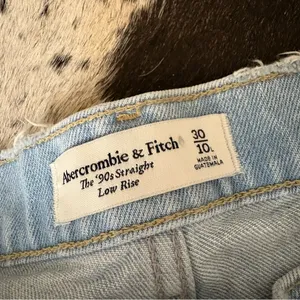 ABERCROMBIE & FITCH The 90’s Straight Low Rise Jeans Light Wash Size 10/30‎ Long thumbnail 2