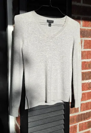 SAKS FIFTH AVENUE Heather Grey Cashmere Sweater M (Has Marks) thumbnail 1