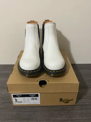 Dr. Martens Chelsea Boots thumbnail 5