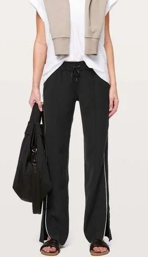 Lululemon Size 6 Black On the Right Track Pant thumbnail 1