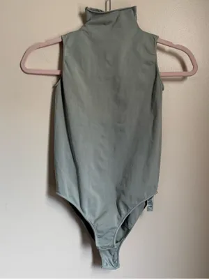Skims Essentials Seamless Mock Neck Bodysuit Light Grey/Stone Size XXS/XS thumbnail 2