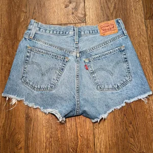 Levis 501 Original High Rise Distressed Denim Shorts Medium Wash Women's size 28 thumbnail 6